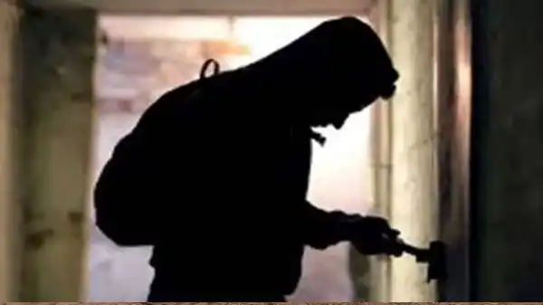 कोहरे की आड़ में देशी शराब के ठेके पर चोरी, छत काटकर पेटियां सहित ले उड़े नगदी