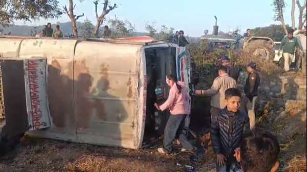 रामनगर-हलद्वानी रोड पर बस और कार में टक्कर, कई घायल