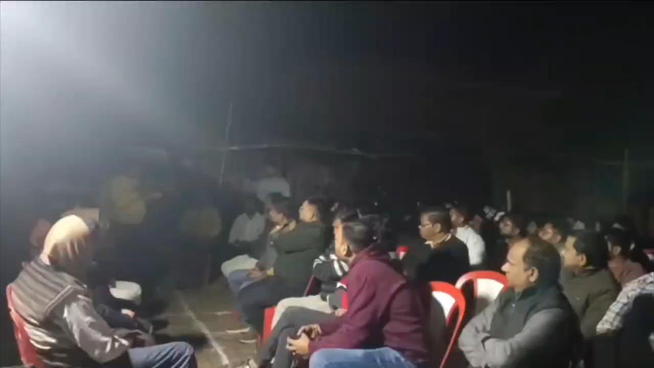 अंबेडकर नगर:देर रात इकठ्ठा हुए सैकड़ों व्यापारी..जानिए वजह