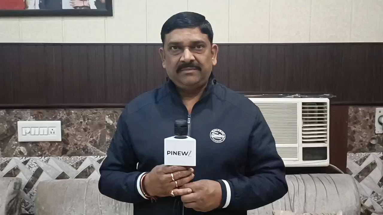 घने कोहरे के कारण बाइक सवार रजवाहे मे गिरा,स्थानीय लोगों ने किया रेस्क्यू।