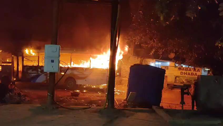 महाराजगंज पेट्रोल पंप के बगल में खड़ी प्राइवेट बस में शॉर्ट सर्किट से लगी आग, बस धू धू कर जलकर हुई खाक, ग्रामीणों ने आग पर पाया काबू