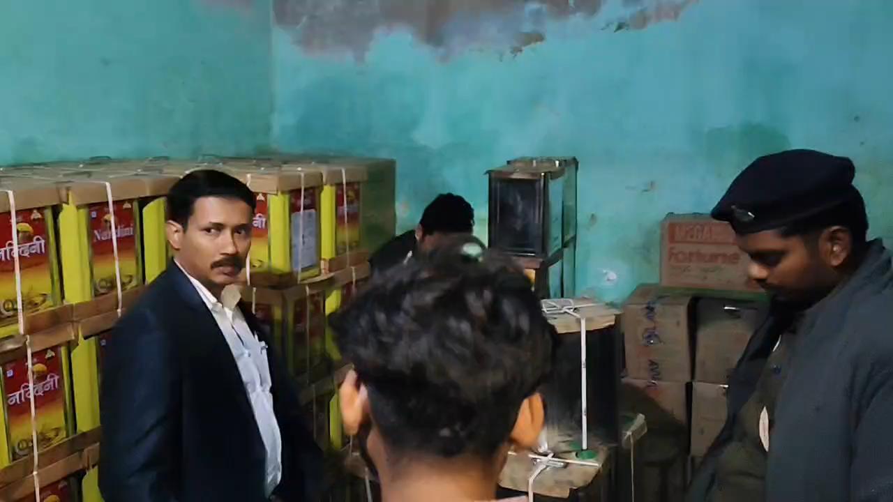 मधुबनी के मधवापुर में भारी मात्रा में नकली खाद्य तेल जब्त
