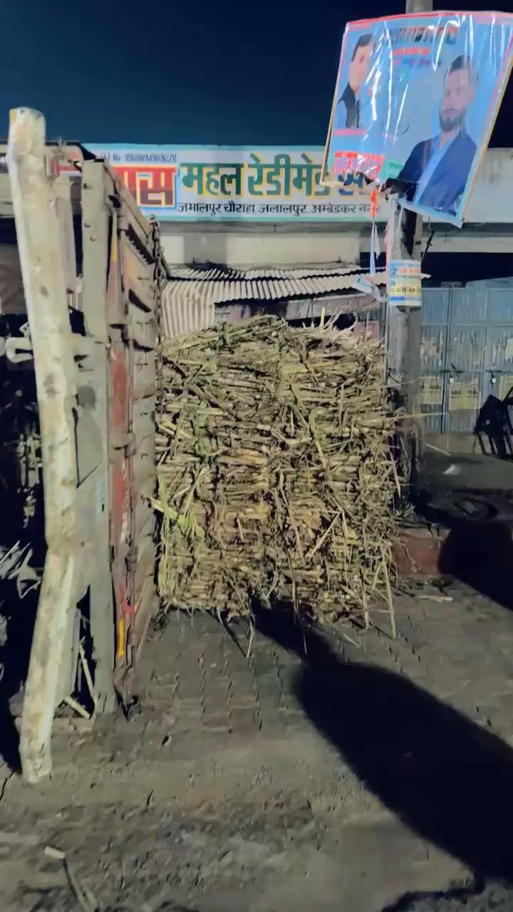 पलटा गन्ने से लदा ओवरलोडेड ट्रक,मची अफरा तफरी