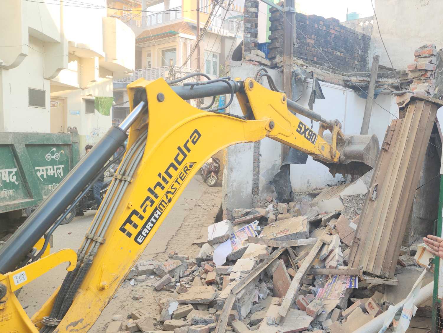 पत्थरबाजों पर भजन सरकार का बड़ा एक्शन, चौमूं में चला बुलडोजर, इलाका छावनी में तब्दील