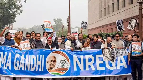 रोजगार के नए बिल के विरोध में संसद परिसर में विपक्ष का जोरदार मार्च