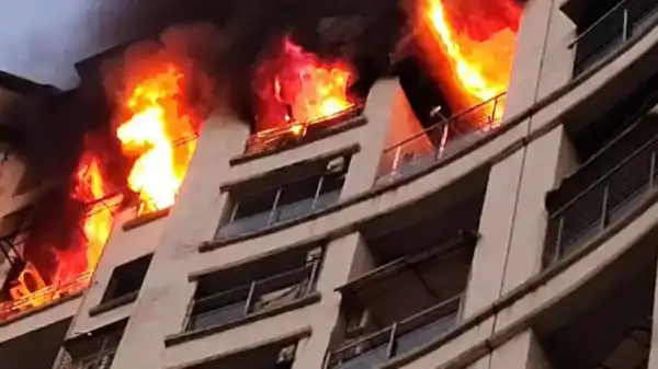 कल्याण वेस्ट की यशोधरा बिल्डिंग में 7वीं मंजिल पर भीषण आग