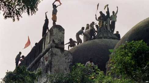 बाबरी मस्जिद पुनर्निर्माण ऐलान पर संतों की कड़ी आपत्ति, बाबर नाम से नाराज़गी तेज
