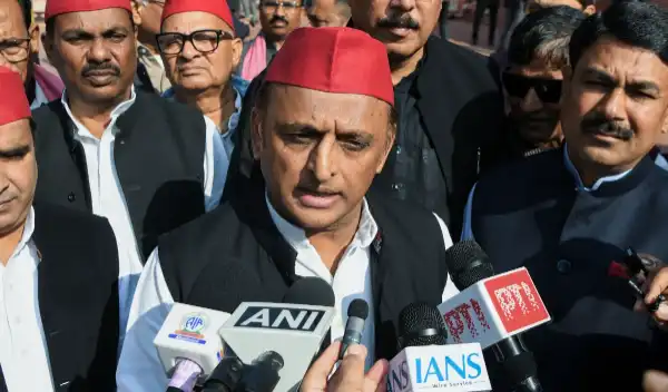 इंडिगो संकट — Akhilesh Yadav ने सरकार की चुप्पी को ‘एयरलाइन-बॉन्ड’ से जोड़ा