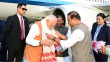 पीएम मोदी गुवाहाटी पहुंचे, सीएम हिमंत बिस्वा सरमा ने किया स्वागत