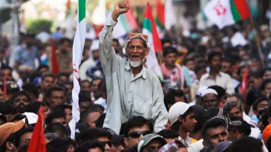 पाकिस्तान में सियासी उबाल, कराची की सड़कों पर उतरे इमरान समर्थक