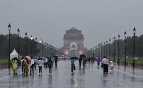 दिल्ली में बारिश से बदला मौसम, पारा लुढ़का