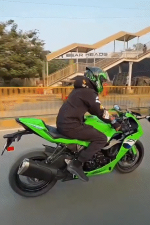 लालू यादव के बेटे तेजप्रताप यादव ने पटना की सड़कों पर अपनी नई बाइक के साथ बनाई रील्स 