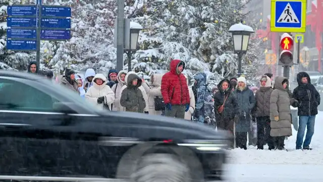 सड़कों पर बर्फ के पहाड़, जनजीवन ठप रूस में 146 साल बाद रिकॉर्ड बर्फबारी