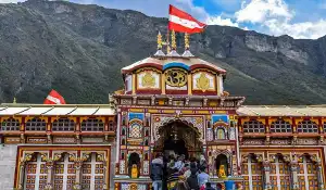 205 दिन बाद आज बंद हुए बद्रीनाथ के कपाट:12 क्विंटल फूलों से सजा मंदिर